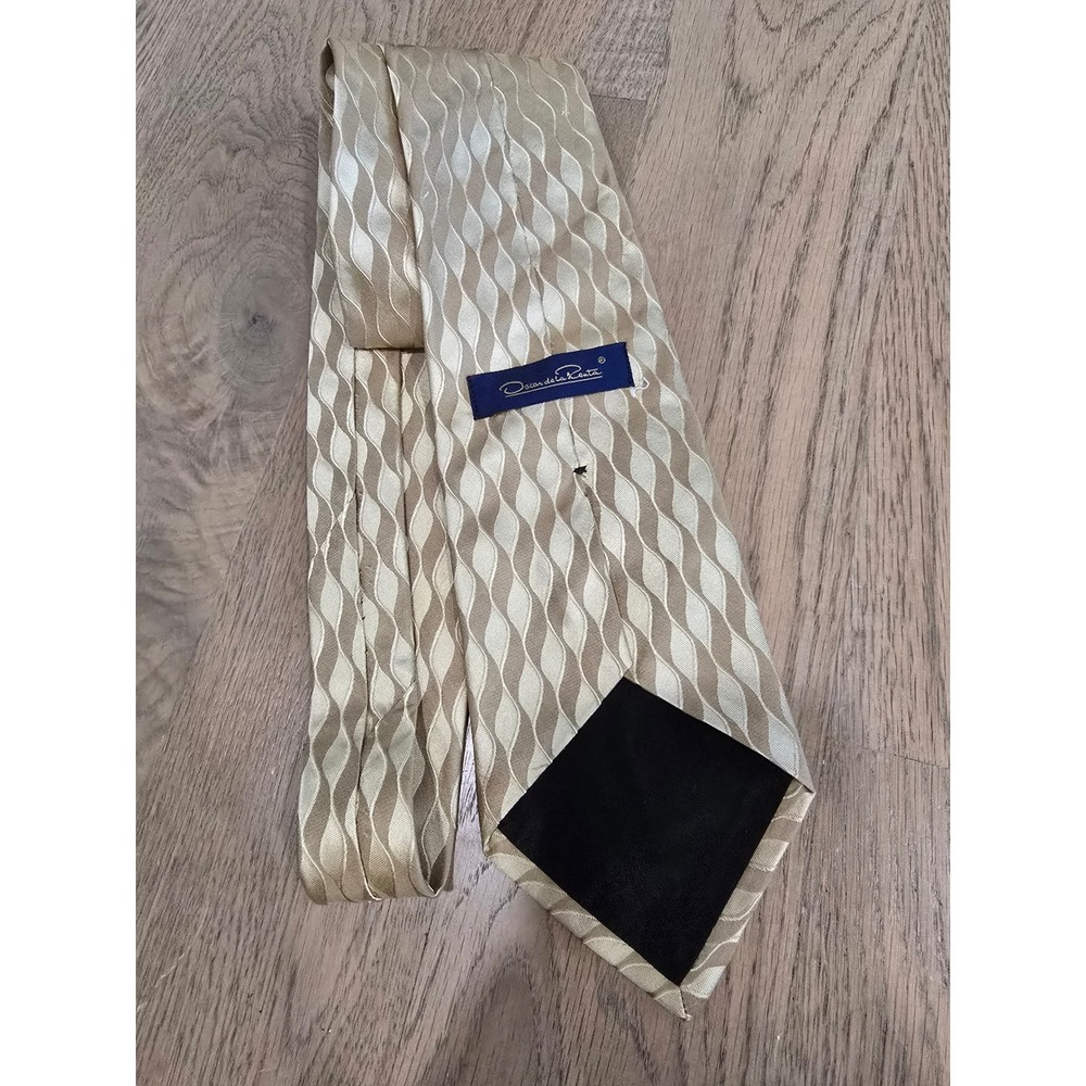 Oscar de‎ la Renta Men's Necktie Beige Wavy Pattern 100% Silk Designer Tie